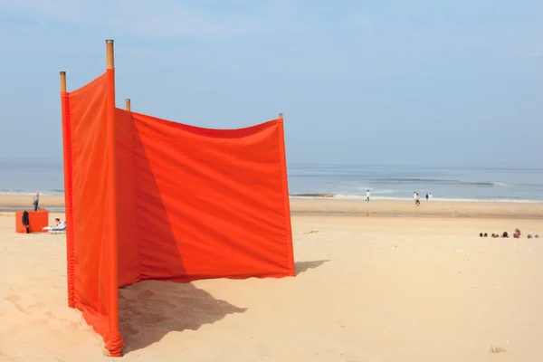 Pára-brisas laranja na praia — Fotografia de Stock
