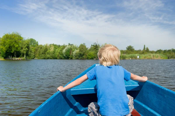 Αγόρι σε βάρκα — Φωτογραφία Αρχείου