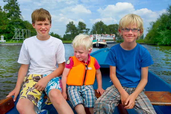 Rapazes no barco — Fotografia de Stock