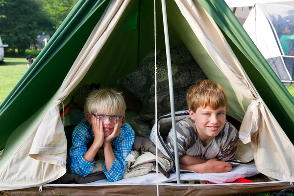 Мальчики в палатке — стоковое фото