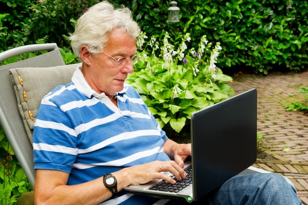Senior man with laptop — Stock Photo, Image