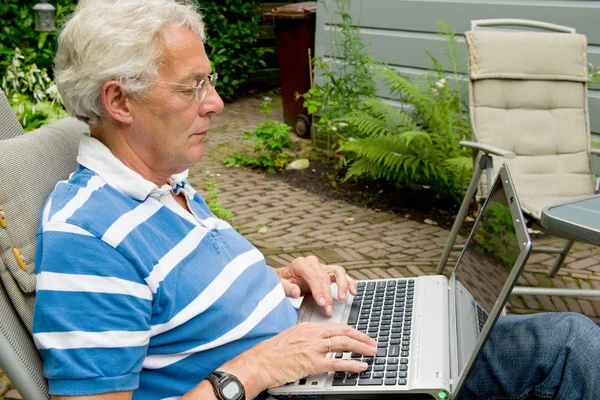 Homem sênior com laptop — Fotografia de Stock