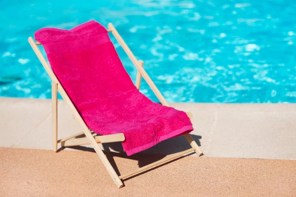Cadeira de praia perto da piscina — Fotografia de Stock