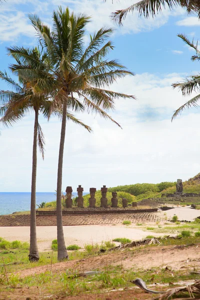 Krajobraz Wyspa Wielkanocna z posągami — Zdjęcie stockowe