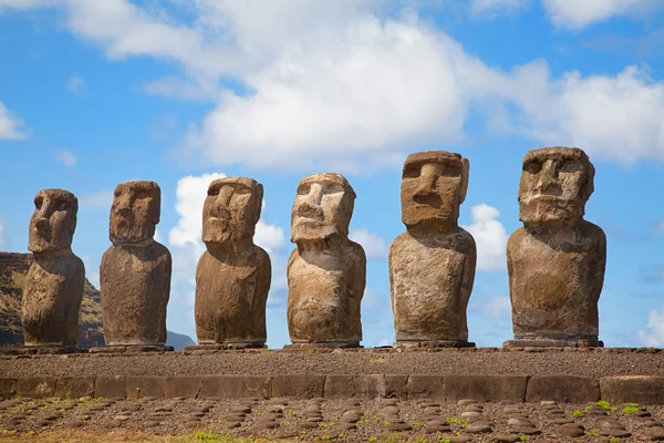 Paisaje Isla de Pascua con estatuas —  Fotos de Stock