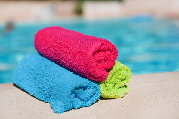 Rolled ręczniki w pobliżu basenu — Zdjęcie stockowe