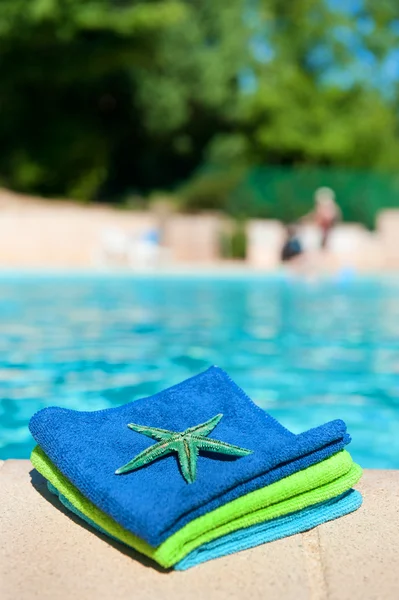 Ręczniki w pobliżu basenu — Zdjęcie stockowe