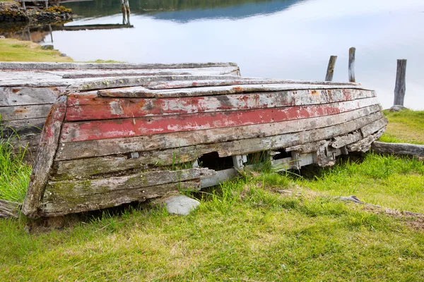 Rotten wooden row boat — Stock Photo, Image