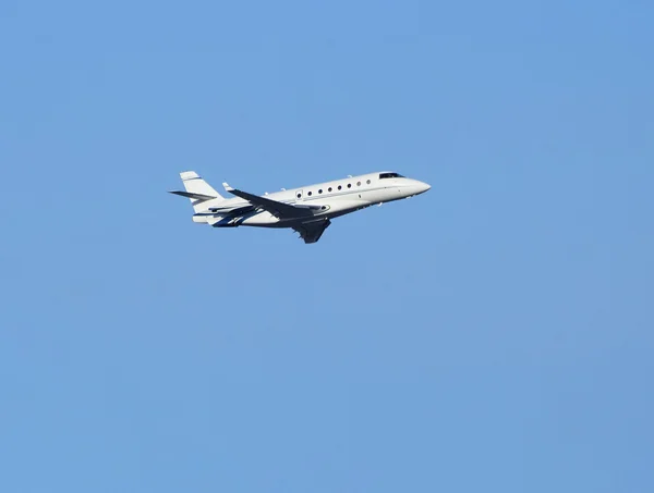 Avião de passageiros de pequeno porte — Fotografia de Stock