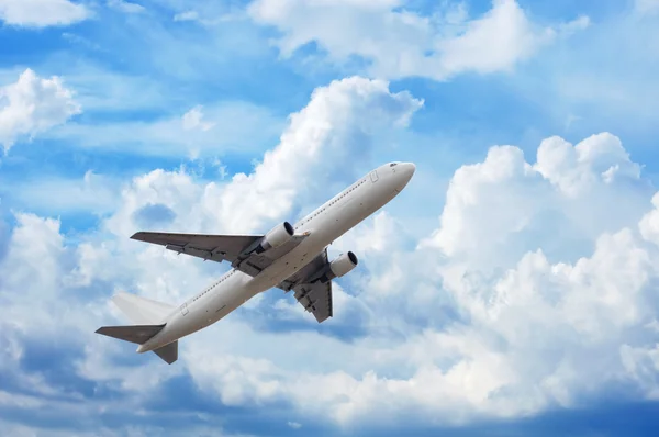 Flugzeug im Wolkenband — Stockfoto