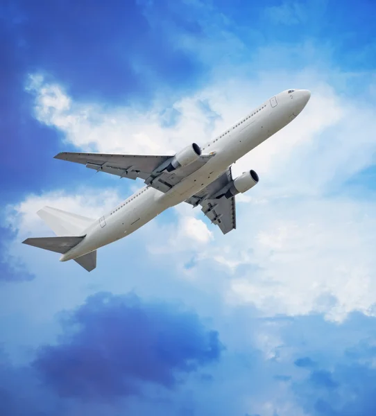 Flygplan i cloudsape — Stockfoto