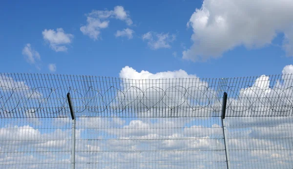 Sky behind the fence — Stock Photo, Image
