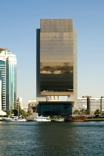 Современное здание, Дубай, Объединенные Арабские Эмираты — стоковое фото
