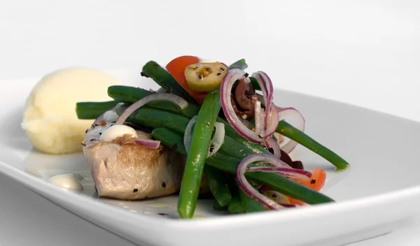 Жареный стейк с тунцом и овощами — стоковое фото