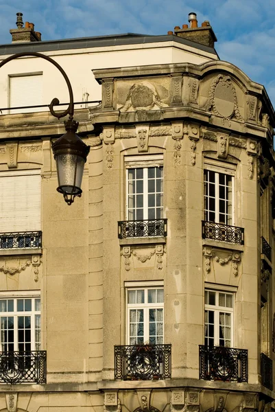 Mehrfamilienhaus, Reims, Frankreich — Stockfoto