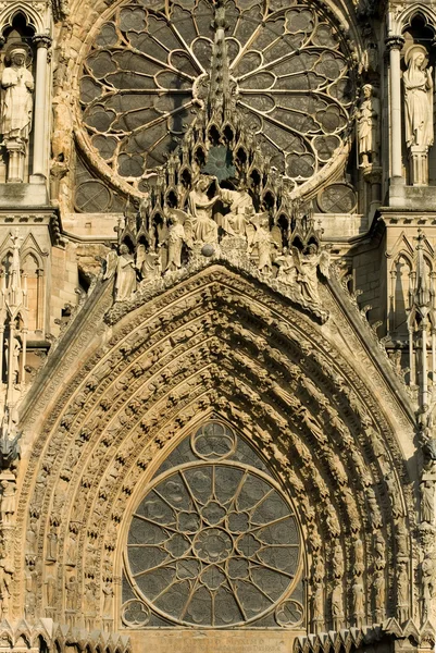 Díszes dekorációval rendelkezik, reims katedrális, Franciaország — Stock Fotó