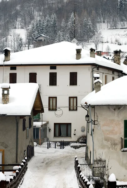 Alpina byn, Italien — Stockfoto