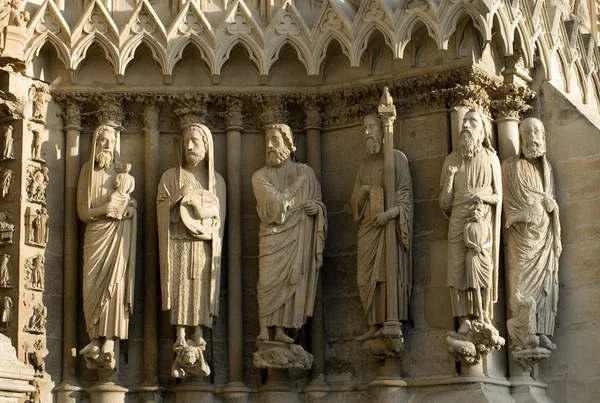 石头雕像、 兰斯大教堂、 法国 — 图库照片