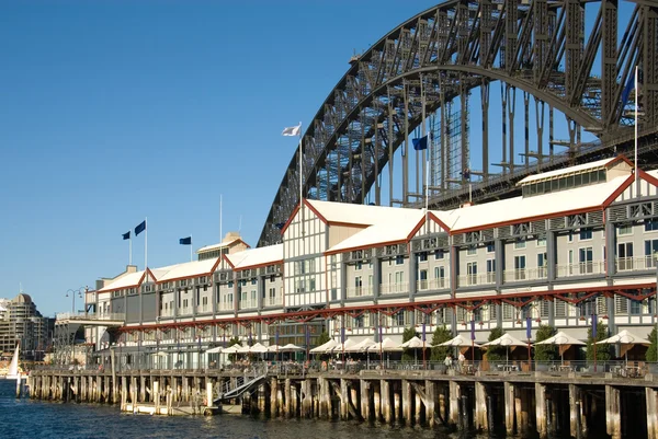 Hotel de luxo & Sydney Harbour Bridge — Fotografia de Stock