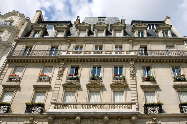 Edificio de apartamentos parisino — Foto de Stock