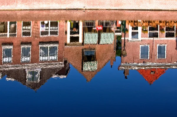 Spiegelungen im Wasser — Stockfoto