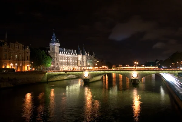 De conciergerie & rivier de seine, paris, Frankrijk — Stockfoto
