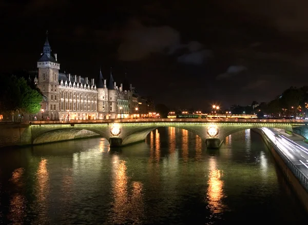 Conciergerie & rzeką Sekwana, Paryż, Francja — Zdjęcie stockowe