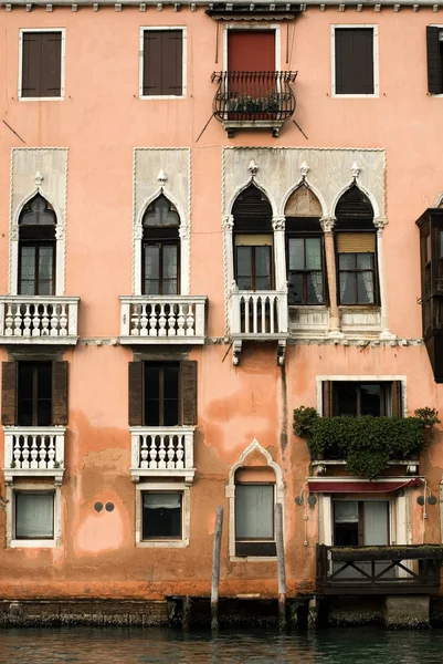 アパートの建物、ベニス、イタリア — ストック写真