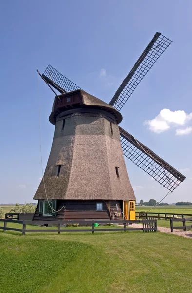 Moinho de vento holandês — Fotografia de Stock