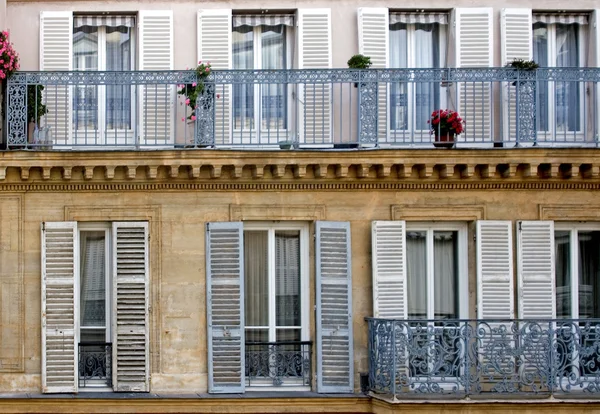 Parijse flatgebouw — Stockfoto