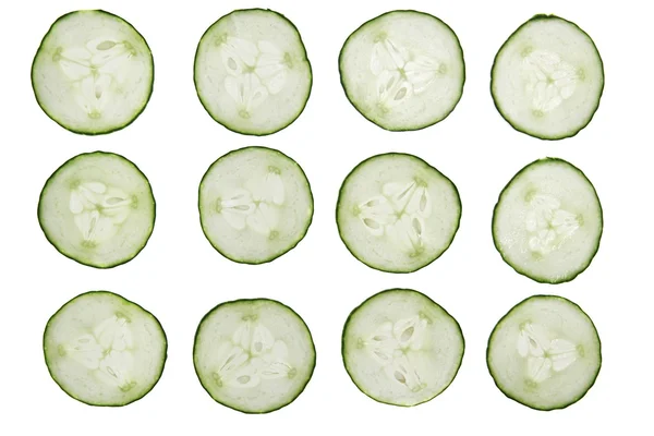 Beyaz izole 12 salatalık slises — Stok fotoğraf