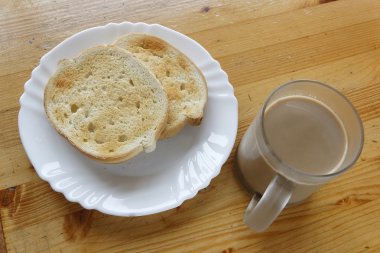 kahve süt ve iki ekmek dilimleri.