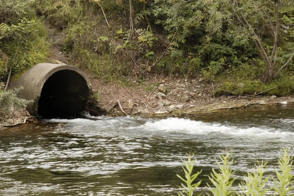 Tubo en el río — Foto de Stock
