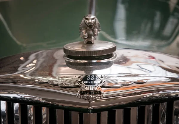 Vintage samochód emblemat Jaguar — Zdjęcie stockowe