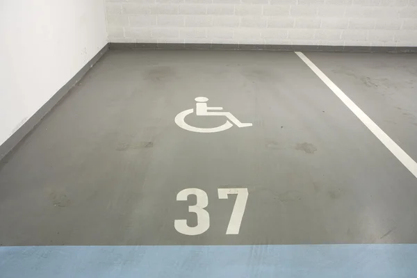 Podziemny garaż dla osoby niepełnosprawnej — Zdjęcie stockowe