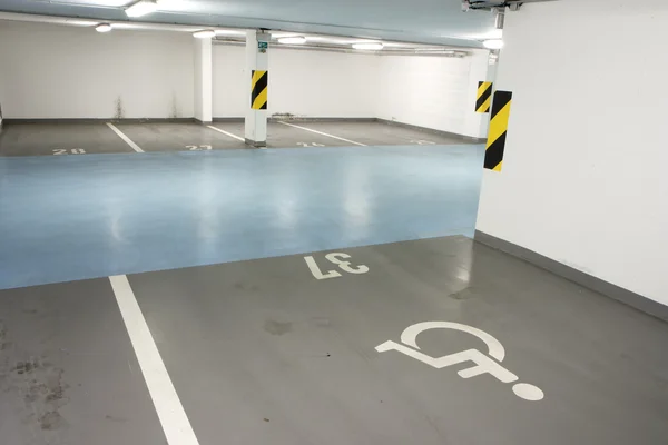 Garage souterrain pour personnes handicapées — Photo