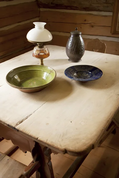 Mesa velha e pratos — Fotografia de Stock