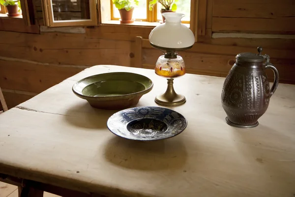 Stary stół i dania — Zdjęcie stockowe