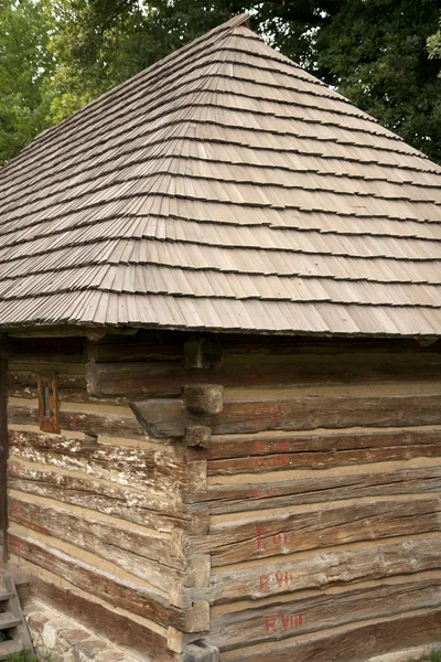Вінтажний котедж з дахом з гальма — стокове фото