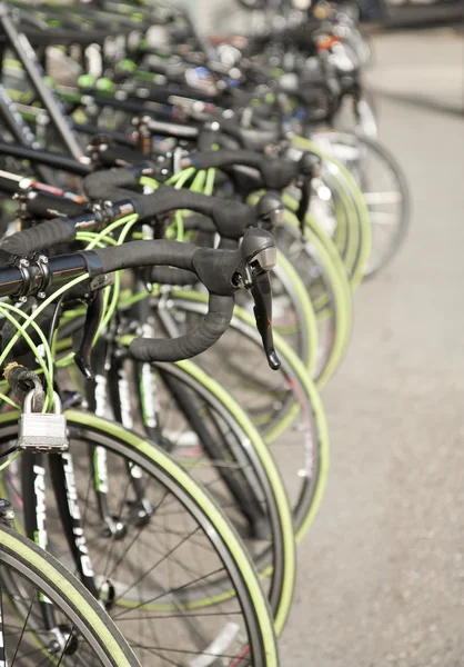 Σειρά των ποδήλατα διαθέσιμα προς ενοικίαση — Φωτογραφία Αρχείου