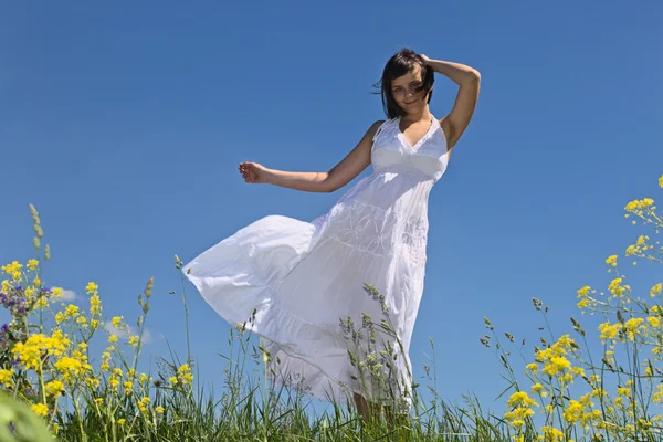 Дівчина в білій сукні . — стокове фото