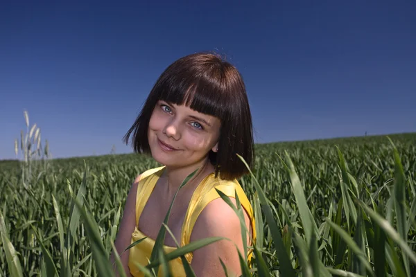 Chica joven en un prado . —  Fotos de Stock