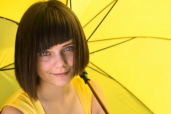 Ragazza con ombrello giallo . — Foto Stock