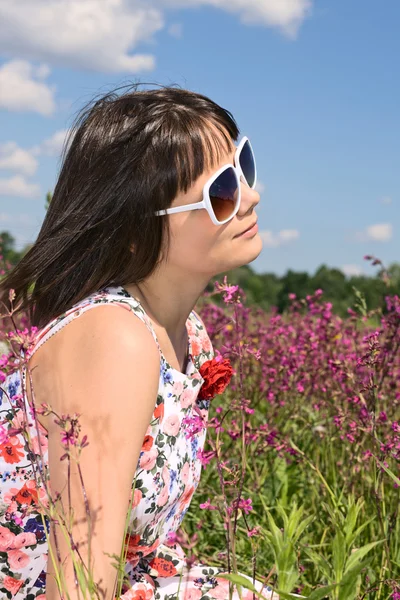 Girl on a meadow. — Stock Photo, Image