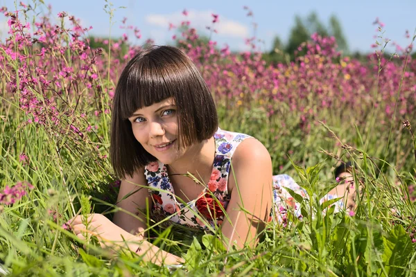 초원에 사는 소녀. — 스톡 사진