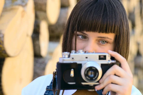 Κορίτσι με την παλιά φωτογραφική μηχανή. — Φωτογραφία Αρχείου