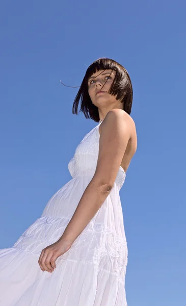 Menina em vestido branco. — Fotografia de Stock