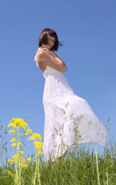 Meisje in witte jurk. — Stockfoto