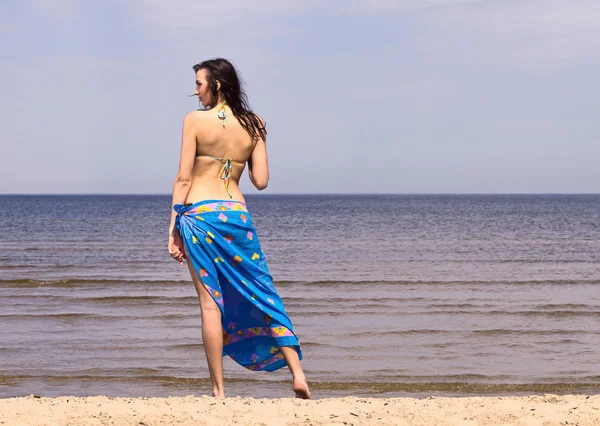 해변에 있는 여자. — 스톡 사진