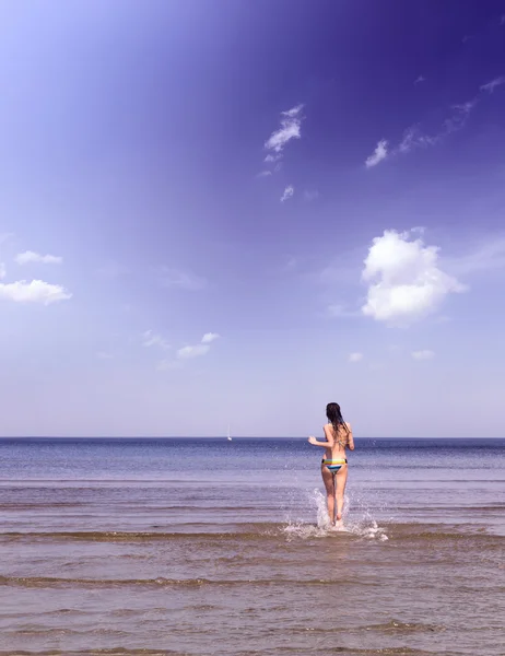 Nő a strandon. — Stock Fotó
